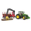 Bruder John Deere 7R 350 traktor erdészeti pótkocsival és 4 farönkkel - KP JÁTÉK
