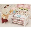Sylvanian Families Kiságy hármasikreknek forgó körhintával - KP JÁTÉK