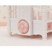 Sylvanian Families Kiságy hármasikreknek forgó körhintával - KP JÁTÉK